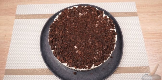 Фото приготовления рецепта: Чизкейк Орео (без выпечки) - шаг №18