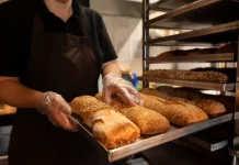 Диетолог назвал самый полезный хлеб для здорового старения