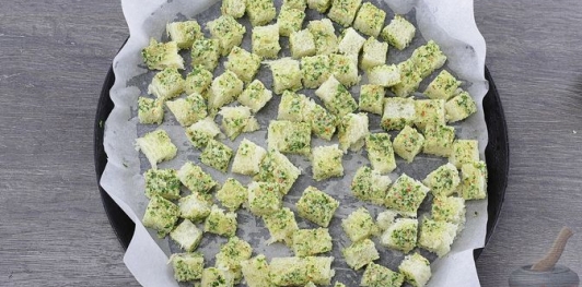 Фото приготовления рецепта: Домашние крабовые сухарики - шаг №12