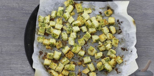 Фото приготовления рецепта: Домашние крабовые сухарики - шаг №13