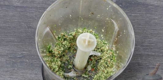 Фото приготовления рецепта: Домашние крабовые сухарики - шаг №8