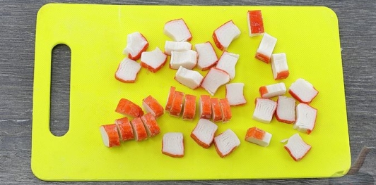 Фото приготовления рецепта: Домашние крабовые сухарики - шаг №2