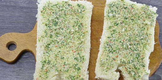 Фото приготовления рецепта: Домашние крабовые сухарики - шаг №10