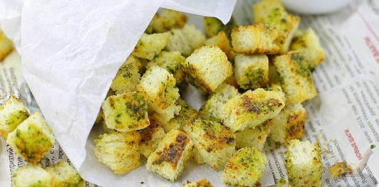 Фото приготовления рецепта: Домашние крабовые сухарики - шаг №15