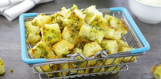 Фото приготовления рецепта: Домашние крабовые сухарики - шаг №14