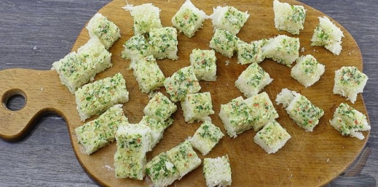 Фото приготовления рецепта: Домашние крабовые сухарики - шаг №11