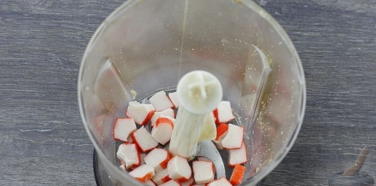 Фото приготовления рецепта: Домашние крабовые сухарики - шаг №3