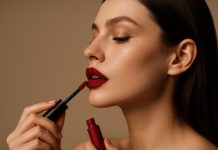 Старые блески устарели вместе с чётким контуром: как теперь делают макияж губ в 2026 году