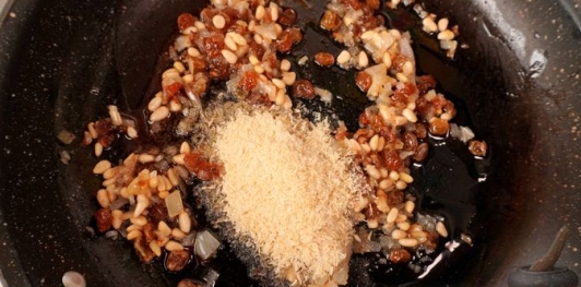 Фото приготовления рецепта: Фаршированная дорада с изюмом и орехами, запечённая со сладким перцем - шаг №14