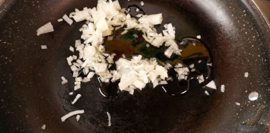 Фото приготовления рецепта: Фаршированная дорада с изюмом и орехами, запечённая со сладким перцем - шаг №9