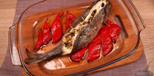 Фото приготовления рецепта: Фаршированная дорада с изюмом и орехами, запечённая со сладким перцем - шаг №21