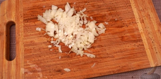 Фото приготовления рецепта: Фаршированная дорада с изюмом и орехами, запечённая со сладким перцем - шаг №8