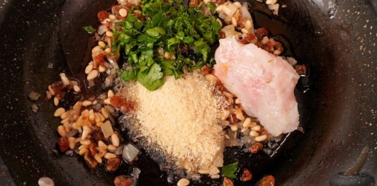 Фото приготовления рецепта: Фаршированная дорада с изюмом и орехами, запечённая со сладким перцем - шаг №15