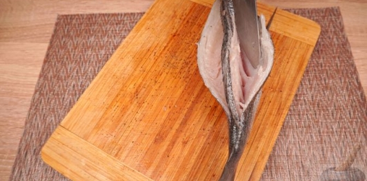 Фото приготовления рецепта: Фаршированная дорада с изюмом и орехами, запечённая со сладким перцем - шаг №3