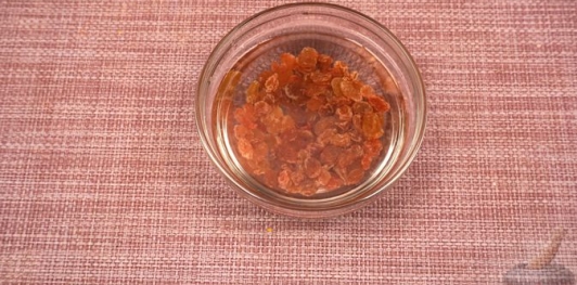 Фото приготовления рецепта: Фаршированная дорада с изюмом и орехами, запечённая со сладким перцем - шаг №2