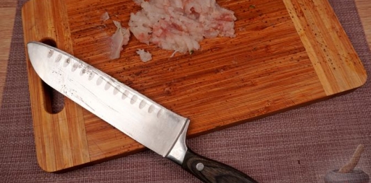 Фото приготовления рецепта: Фаршированная дорада с изюмом и орехами, запечённая со сладким перцем - шаг №13