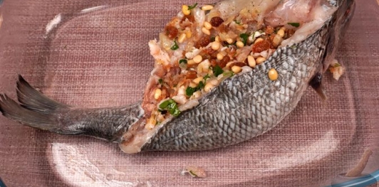 Фото приготовления рецепта: Фаршированная дорада с изюмом и орехами, запечённая со сладким перцем - шаг №16