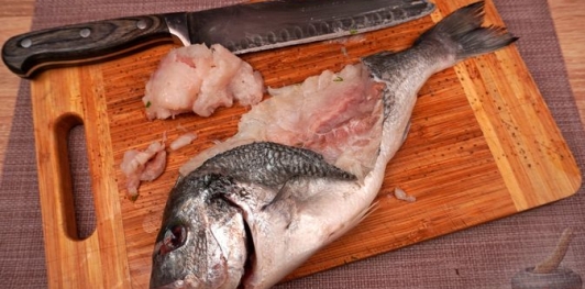 Фото приготовления рецепта: Фаршированная дорада с изюмом и орехами, запечённая со сладким перцем - шаг №5