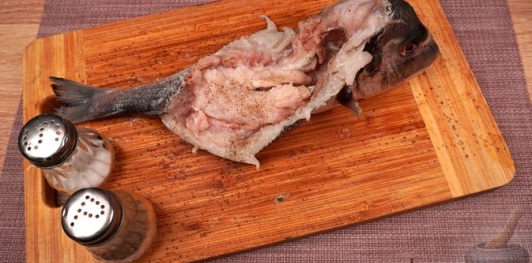 Фото приготовления рецепта: Фаршированная дорада с изюмом и орехами, запечённая со сладким перцем - шаг №7