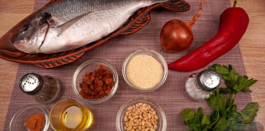 Фото приготовления рецепта: Фаршированная дорада с изюмом и орехами, запечённая со сладким перцем - шаг №1