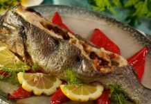 Фаршированная дорада с изюмом и орехами, запечённая со сладким перцем
