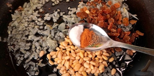 Фото приготовления рецепта: Фаршированная дорада с изюмом и орехами, запечённая со сладким перцем - шаг №11