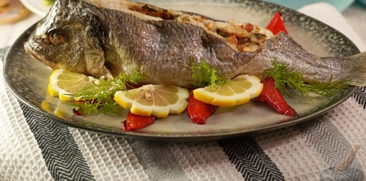 Фото приготовления рецепта: Фаршированная дорада с изюмом и орехами, запечённая со сладким перцем - шаг №23