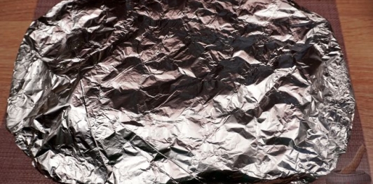 Фото приготовления рецепта: Фаршированная дорада с изюмом и орехами, запечённая со сладким перцем - шаг №20