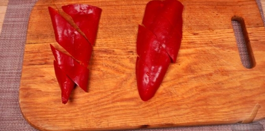 Фото приготовления рецепта: Фаршированная дорада с изюмом и орехами, запечённая со сладким перцем - шаг №18