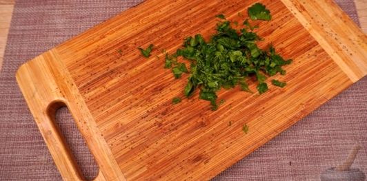 Фото приготовления рецепта: Фаршированная дорада с изюмом и орехами, запечённая со сладким перцем - шаг №12