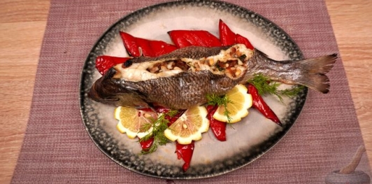 Фото приготовления рецепта: Фаршированная дорада с изюмом и орехами, запечённая со сладким перцем - шаг №22