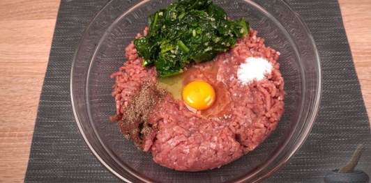 Фото приготовления рецепта: Фрикадельки с сыром и шпинатом - шаг №6