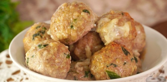 Фото приготовления рецепта: Фрикадельки с сыром и шпинатом - шаг №13