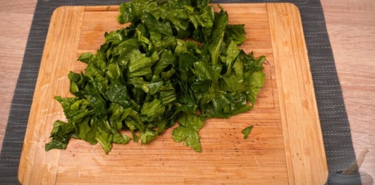 Фото приготовления рецепта: Фрикадельки с сыром и шпинатом - шаг №2