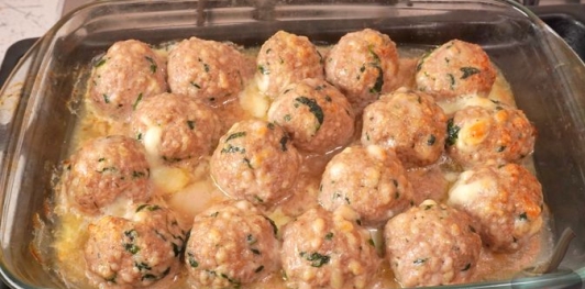 Фото приготовления рецепта: Фрикадельки с сыром и шпинатом - шаг №12