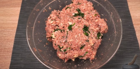 Фото приготовления рецепта: Фрикадельки с сыром и шпинатом - шаг №8