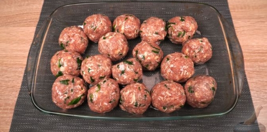 Фото приготовления рецепта: Фрикадельки с сыром и шпинатом - шаг №11