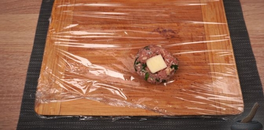 Фото приготовления рецепта: Фрикадельки с сыром и шпинатом - шаг №9