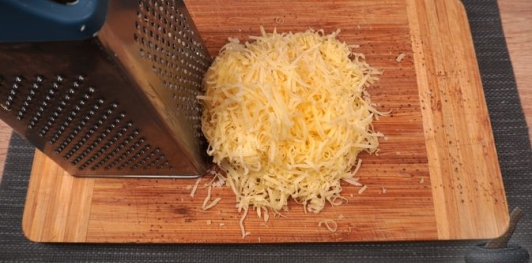 Фото приготовления рецепта: Фрикадельки с сыром и шпинатом - шаг №5