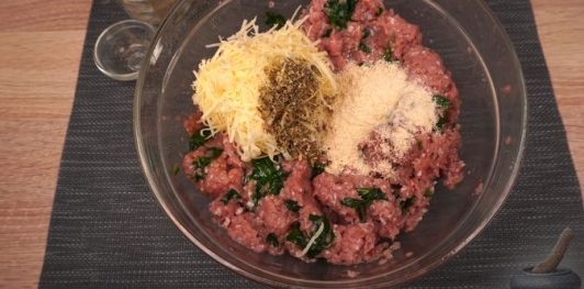 Фото приготовления рецепта: Фрикадельки с сыром и шпинатом - шаг №7