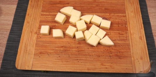 Фото приготовления рецепта: Фрикадельки с сыром и шпинатом - шаг №4