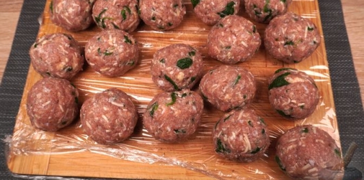 Фото приготовления рецепта: Фрикадельки с сыром и шпинатом - шаг №10