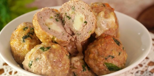 Фото приготовления рецепта: Фрикадельки с сыром и шпинатом - шаг №14