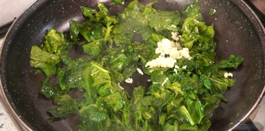 Фото приготовления рецепта: Фрикадельки с сыром и шпинатом - шаг №3