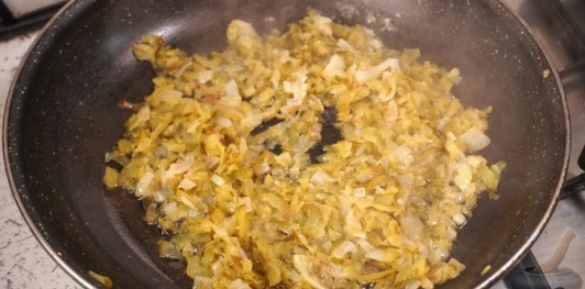 Фото приготовления рецепта: Фрикадельки в огуречном соусе - шаг №10