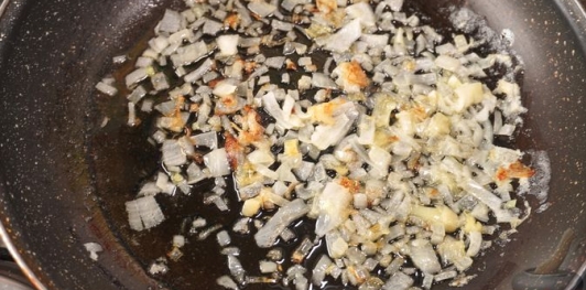 Фото приготовления рецепта: Фрикадельки в огуречном соусе - шаг №8