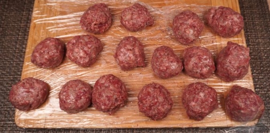 Фото приготовления рецепта: Фрикадельки в огуречном соусе - шаг №5