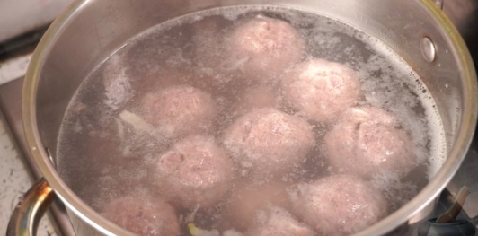 Фото приготовления рецепта: Фрикадельки в огуречном соусе - шаг №6