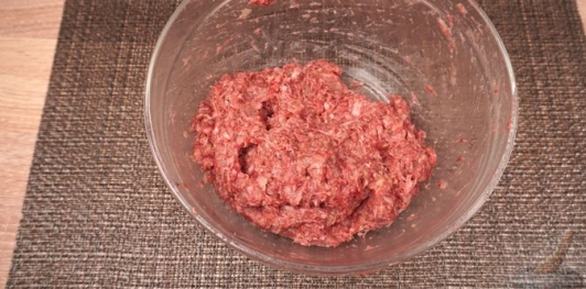 Фото приготовления рецепта: Фрикадельки в огуречном соусе - шаг №4