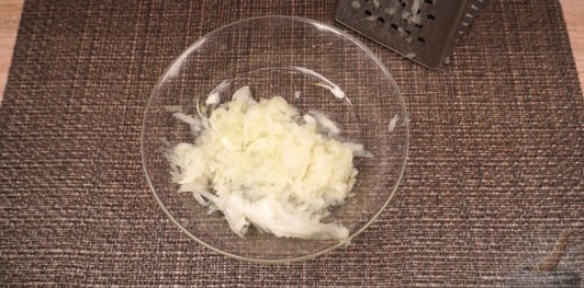 Фото приготовления рецепта: Фрикадельки в огуречном соусе - шаг №2